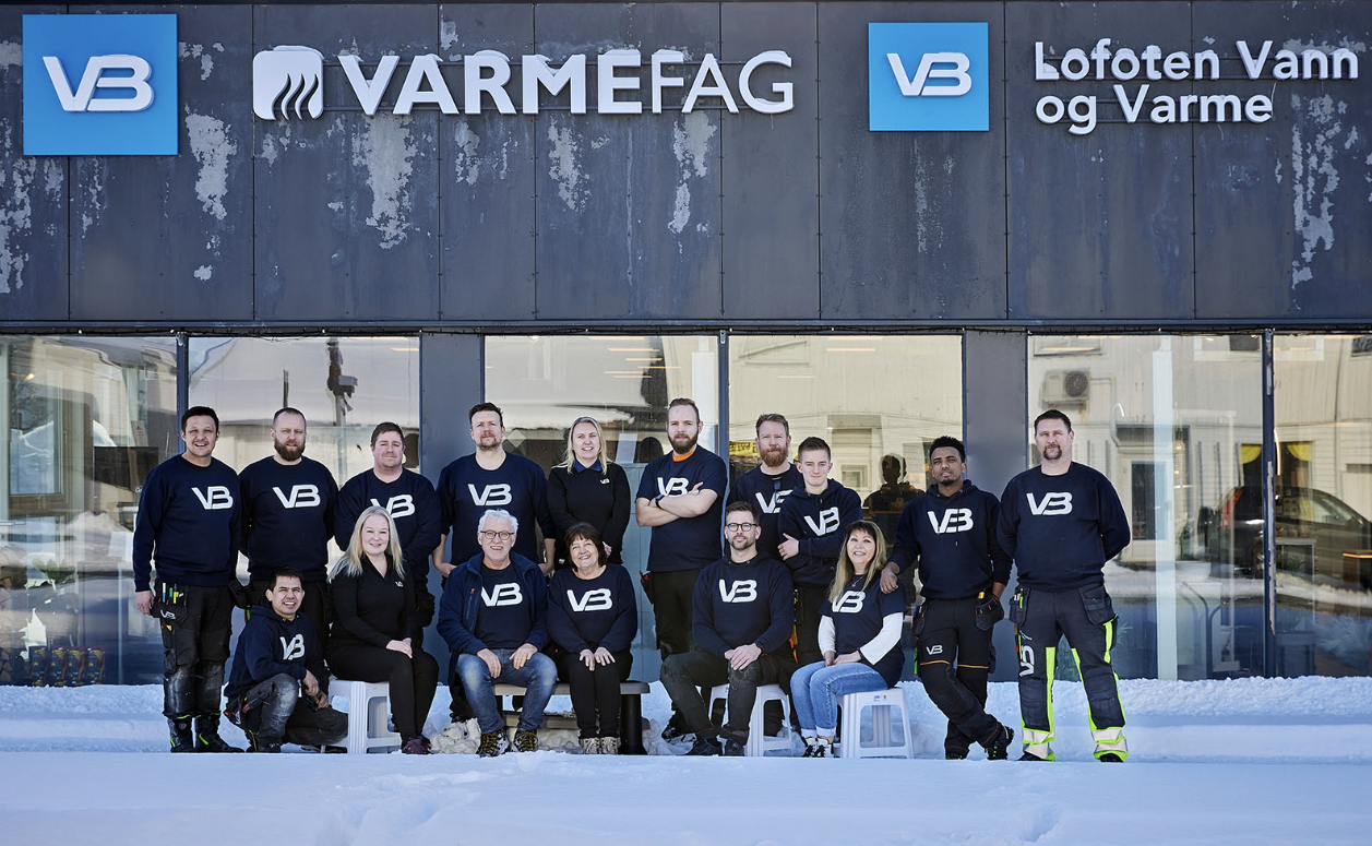 Lofoten Vann og Varme er samlet utenfor butikklokalene i Leknes.